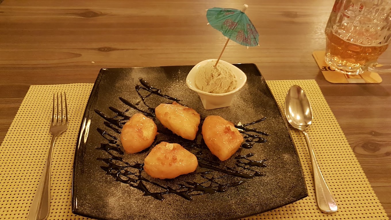 Frittiertes Dessert mit Vanilleeis