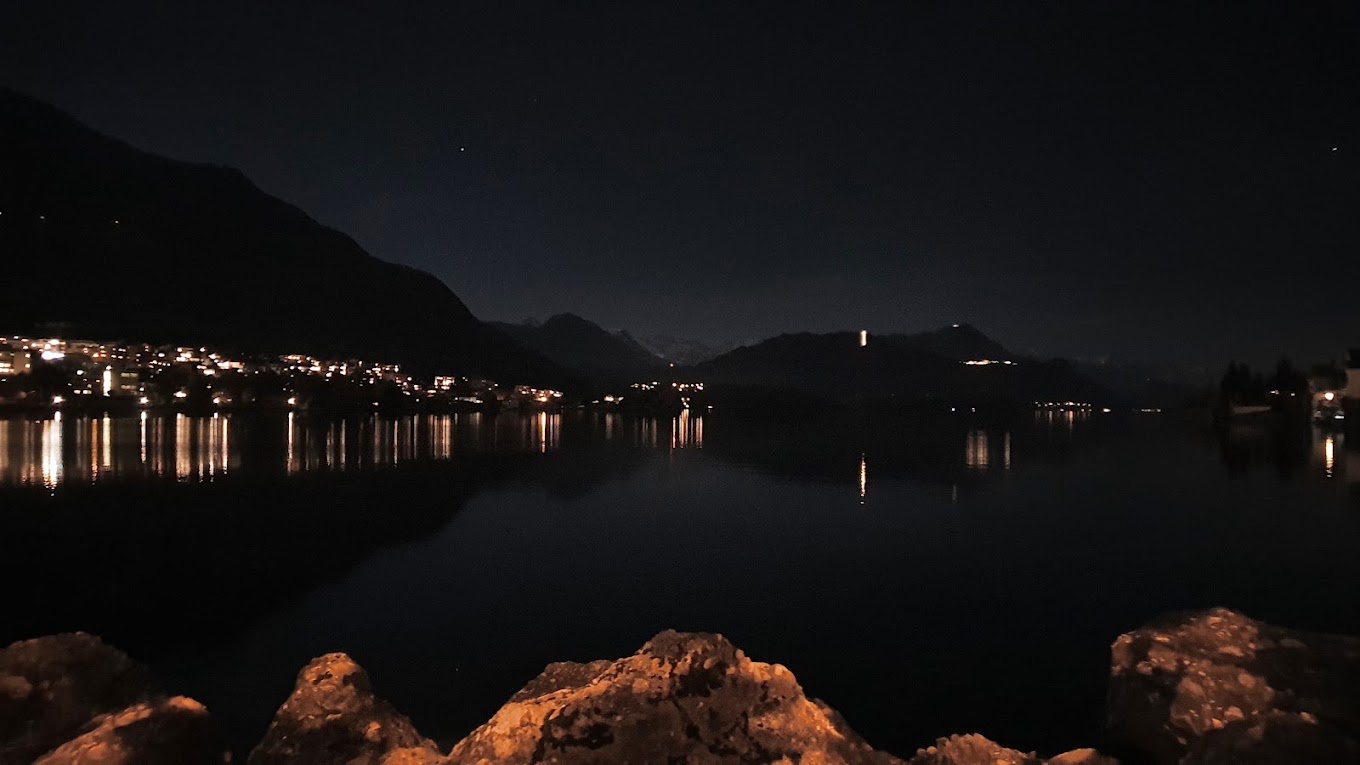 Der Vierwaldstättersee bei Nacht, Blick von Küssnacht am Rigi über das Wasser zu den beleuchteten Ufern